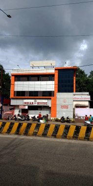 DISTRICT JABALPUR, INDIA - Ağustos 05, 2019: Gökyüzü arka planında Hint Kahve Evi manzarası.