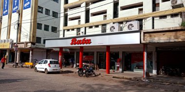 DISTRICT JABALPUR, INDIA - 05 Ağustos 2019: Batata ayakkabı galerisi Gökyüzü arka planındaki bina manzarası.