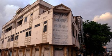 DİSTRİKTİK JABALPUR, Hindistan - Ağustos 05, 2019: Hint devlet hastanesi önü gökyüzü arka plan manzaralı.