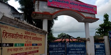 DİSTRİK JABALPUR, Hindistan - 05 Ağustos 2019: Hitkarini Kız Koleji Gökyüzü arka planında bina manzarası.