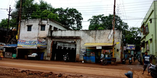 District Katni インド 2019年8月01日 小学校前道路脇の空の背景に建物のビュー — ストック写真