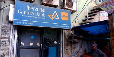 DISTRICT KATNI, INDIA - EYLÜL 03, 2019: Canara Banka Binası önü gökyüzü arka planı.
