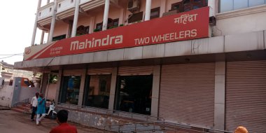 DİSTRİK JABALPUR, INDIA - 13 Eylül 2019: Mahindra Motor galeri binası önü gökyüzü arka planı.