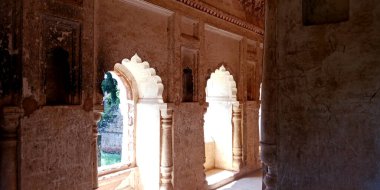 DISTRICT KATNI, INDIA - 10 Ekim 2019: Vijayraghavgarh kalesindeki antik kalenin kapı mimarı Takur Prayag Das tarafından inşa edildi.