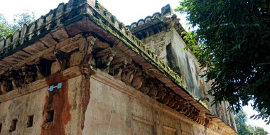 DISTRICT KATNI, INDIA - 10 Ekim 2019: Vijayraghavgarh kalesindeki antik kalenin turistik merkezi etrafında sergilenen hasar duvarı Thakur Prayag Das tarafından inşa edildi.