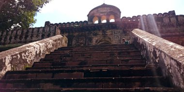 DISTRICT KATNI, INDIA - 10 Ekim 2019: Vijayraghavgarh kalesindeki antik kalede güneş ışığı manzarası Thakur Prayag Das tarafından inşa edildi.