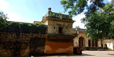 DISTRICT KATNI, INDIA - 10 Ekim 2019: Vijayraghavgarh kalesindeki tapınak şekli mimarisi Thakur Prayag Das tarafından inşa edildi.