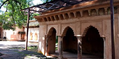 DISTRICT KATNI, INDIA - 10 Ekim 2019: Vijayraghavgarh kalesindeki antik kaleye giriş Thakur Prayag Das tarafından inşa edildi.