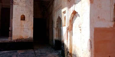 DISTRICT KATNI, INDIA - 10 Ekim 2019: Vijayraghavgarh kalesindeki antik kale kenar duvar mimarı görünümü Thakur Prayag Das tarafından inşa edildi.