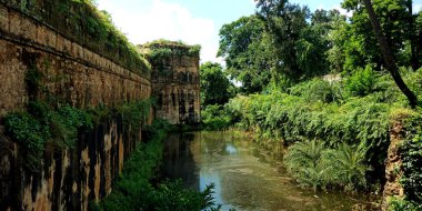 DISTRICT KATNI, INDIA - 10 Ekim 2019: Vijayraghavgarh Kalesi 'ndeki antik su akış manzarası Thakur Prayag Das tarafından inşa edildi.