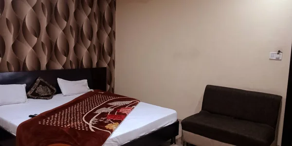2019年10月3日 インドのホテルのダブルベッドルーム ソファ付 通常設備のあるD級都市の観光客向け — ストック写真
