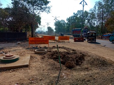 DISTRICT JABALPUR, Hindistan - 17 Ekim 2019: Belediye karayolu inşaatı devam ediyor.