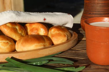 Tahta bir masada taze pişmiş yiyecekler. 