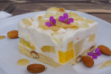 Meyveli güzel tatlı