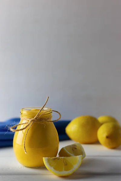 Cuajada de limón casera en un frasco, hecha de huevos, limón, miel y mantequilla . — Foto de stock gratuita