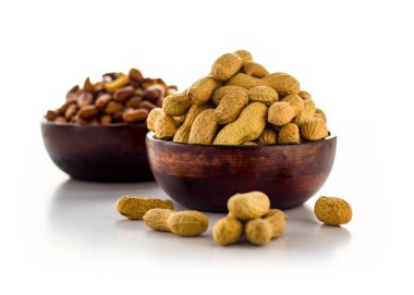 Fıstık. Beyaz arka planda ahşap kasede. - Görüntü