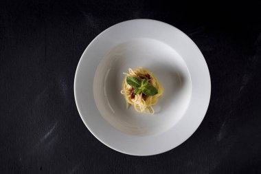 Kırmızı soslu spagetti - Füzyon yemek tarzı - Görüntü