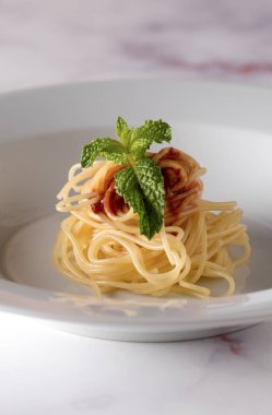 Kırmızı soslu spagetti - Füzyon yemek tarzı - Görüntü