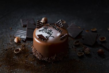 Çikolatalı turta hazır. Siyah arkaplan üst görünümünde - Resim