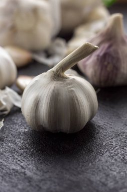 Tahta arka planda siyah sarımsak. - Görüntü