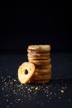 Ekmek, siyah arka planda yeni pişmiş. Yığınla ekmek. Ekmek fırını. - Görüntü