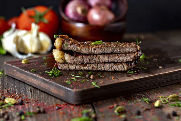 Bife Vaca Lombo Fatiado Uma Tábua Madeira Sobre Fundo Preto — Fotografia de Stock