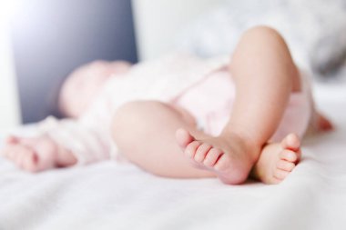 Yeni doğmuş bebeğin ayakları. Anne ve oğlu mutlu aile kavramı annelik güzel kavramsal görüntü.