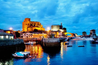 Limanda gece manzarası. Ispanya sahilinde şehirler turizmi. (Çukurova)
