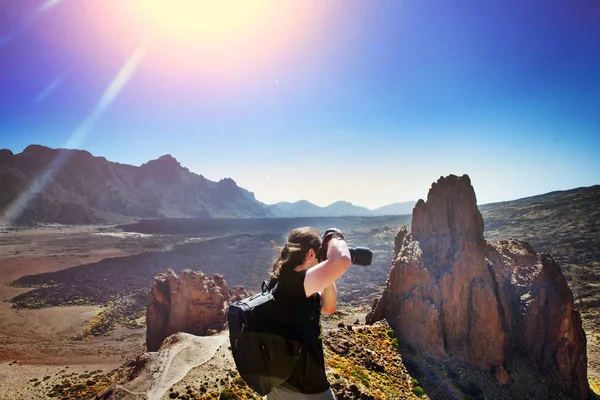 Fotografo Azione Con Sua Squadra Durante Tramonto Sulla Montagna Rocciosa — Foto Stock