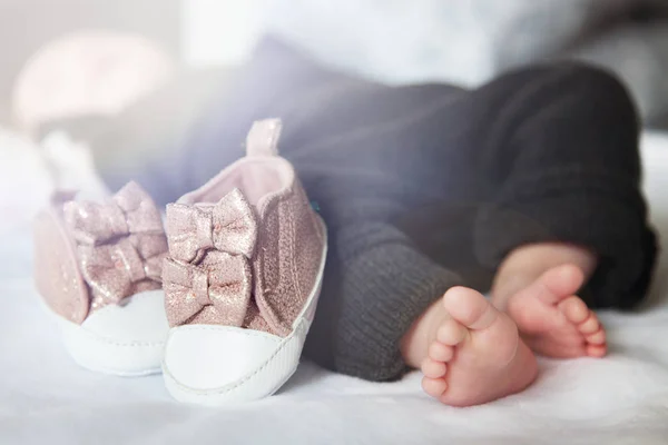 Fötter Nyfödda Barn Skor Och Babysko Vacker Konceptuell Bild Moderskapet — Stockfoto