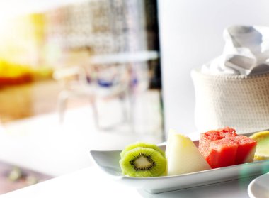 Pencerede sağlıklı bir kahvaltı. Gün doğumu güneşi ile lezzetli meyve. Gıda ve sağlıklı gıda