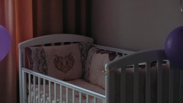 新生儿的摇篮 白色小婴儿床 — 图库视频影像