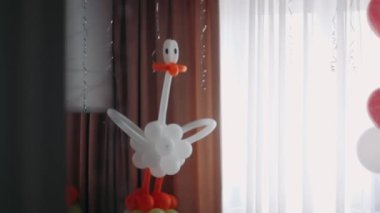 Yeni doğmuş bir bebeğin odayı taşaklarla süslemesini bekliyorum. Beşiğin yanındaki toplardan yapılmış bir leylek.