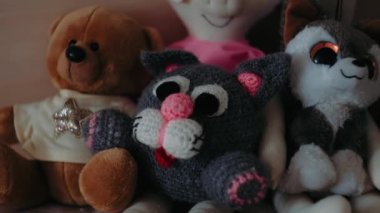 Çocukların oyuncakları yatağın üzerine oturur.