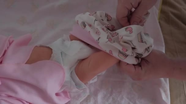 Gebärende Frau Steckt Neugeborenes Booties — Stockvideo