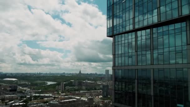 Glasmehrgeschossiges Gebäude Mit Stadtblick — Stockvideo