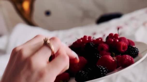 Des Baies Dans Une Assiette Fille Dans Manteau Blanc Mange — Video