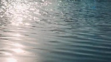  Suyun üzerinde güneş parlıyor. Güneşin suyun üzerindeki yansıması.