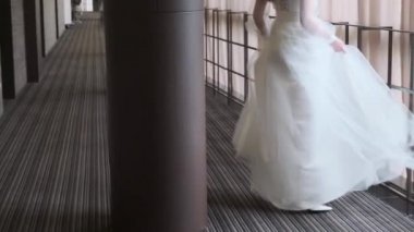 Gelin koridorda koşuyor..