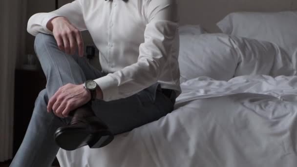 Pria Yang Duduk Tempat Tidur Meluruskan Kupu Kupu Lehernya — Stok Video