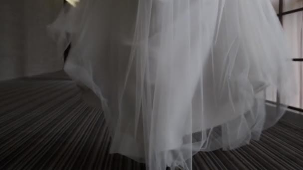 Женские Ноги Бегают Свадебном Платье — стоковое видео