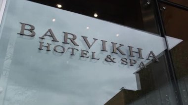 Moskova. Barvikha. Haziran 2020. Camdaki yazıtlar. Alışılmadık çerçeve.