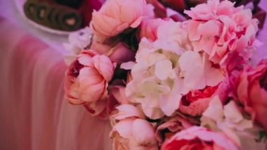 Dekordaki pembe şakayıklar. Kocaman güzel şakayıklar..