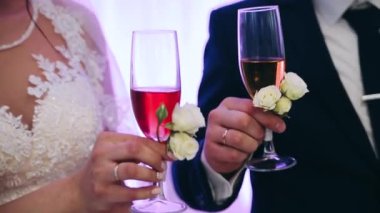  Gelin ve damat kadehlerini kontrol edin.