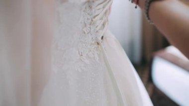 Dantelli bir kızın arkasında korse.