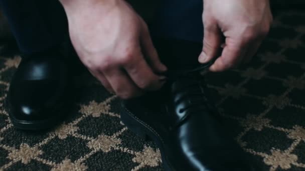 Mannenhanden Veters Vastmaken Schoenen — Stockvideo