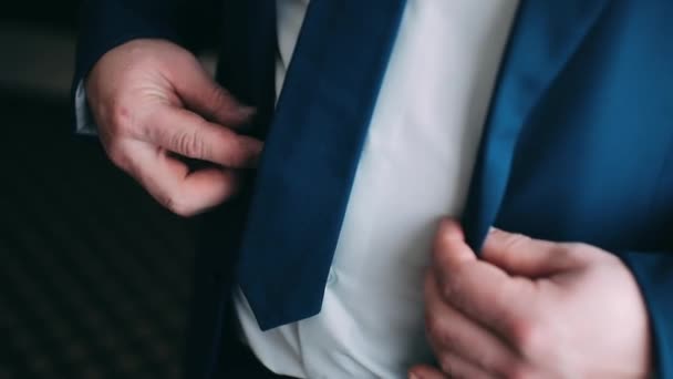 Gros Plan Homme Boutonnant Une Veste Bleue — Video