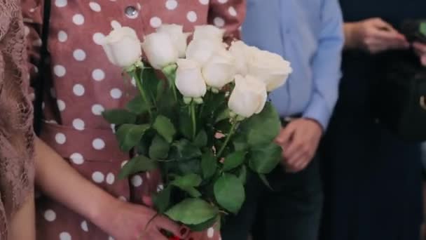 Tangan Wanita Memegang Karangan Bunga Mawar Putih Lembut — Stok Video