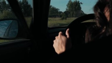  Kadın elleri off-road 'a yakın çekimde gidiyor.