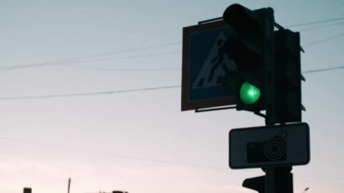 Şehirde yaya geçidi yakınlarında trafik ışığı var.